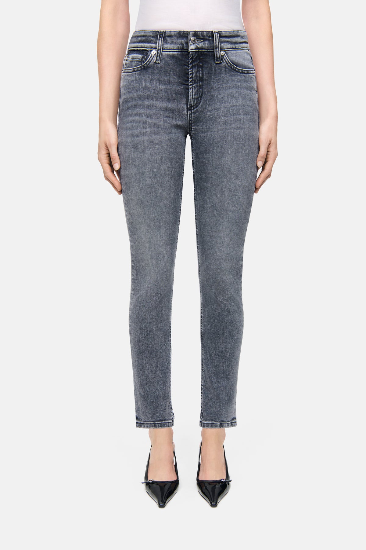 Graue Slim-Fit-Jeans in Cropped-Länge, aus Superstretch-Denim. Material: 91% Baumwolle, 6% Elastomultiester, 3% Elasthan. Getragen in urbaner Umgebung.