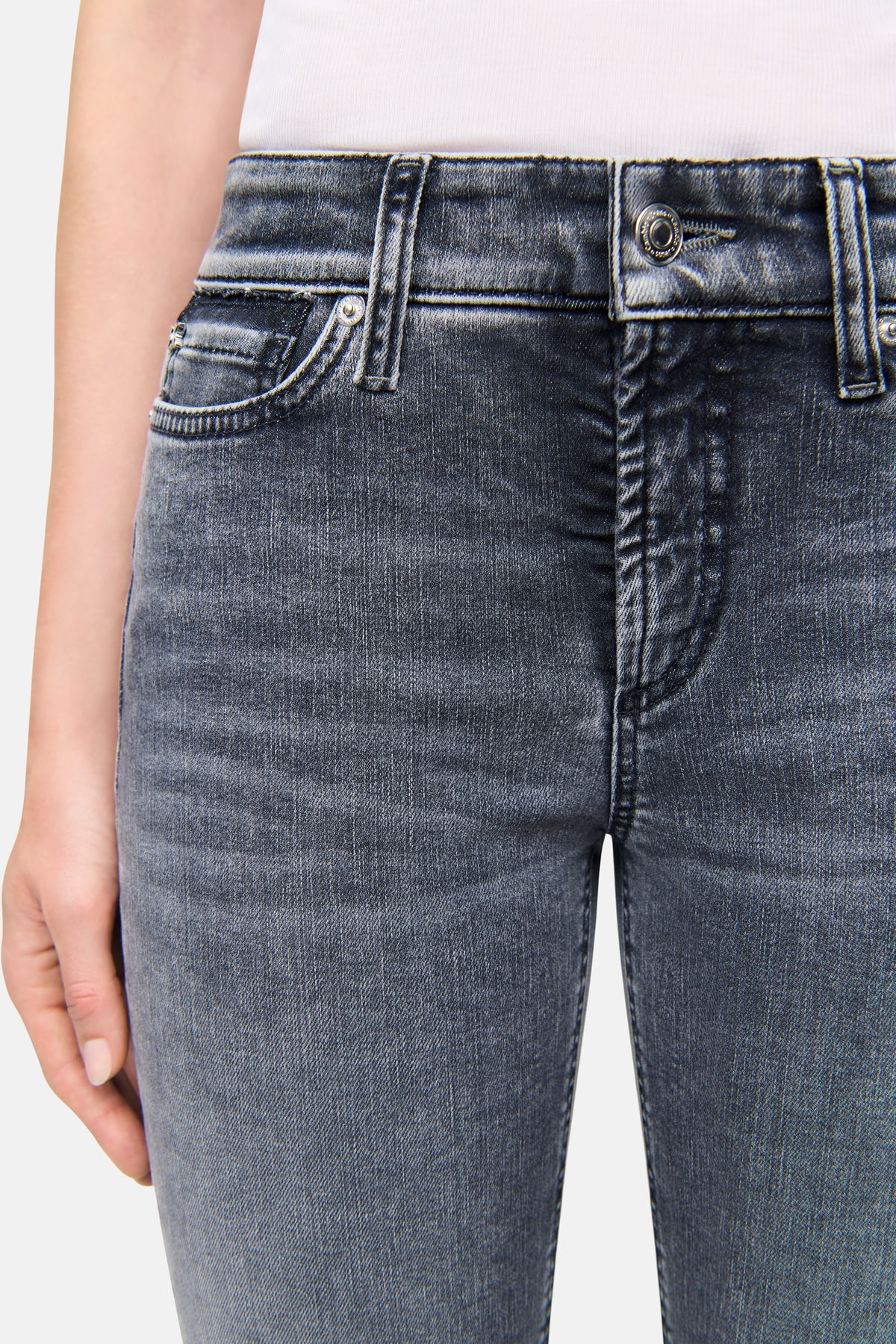 Graue Jeanshose im Slim-Fit-Stil aus Superstretch-Denim, 91% Baumwolle, mit verkürztem Schnitt und zartem Schattenmotiv.