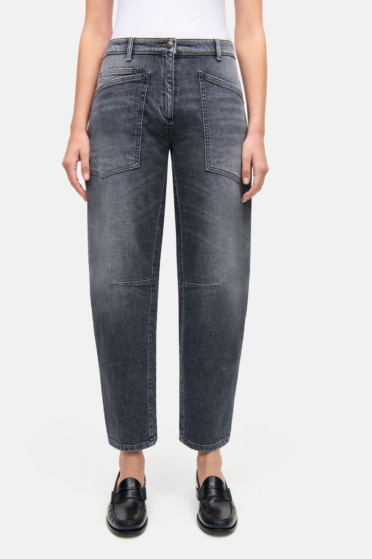 Dunkelblaue O-Shape Jeans aus 98% Baumwolle und 2% Elasthan, mit großen aufgenähten Taschen, getragen von einer Person.