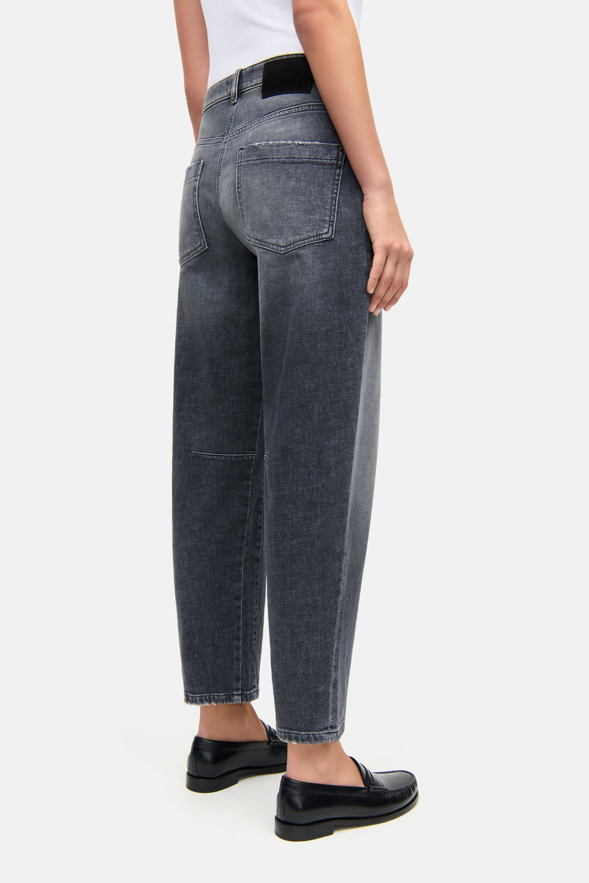 Blaue O-Shape Jeans aus 98% Baumwolle und 2% Elasthan. Der urbane Look wird durch große aufgenähte Taschen betont.