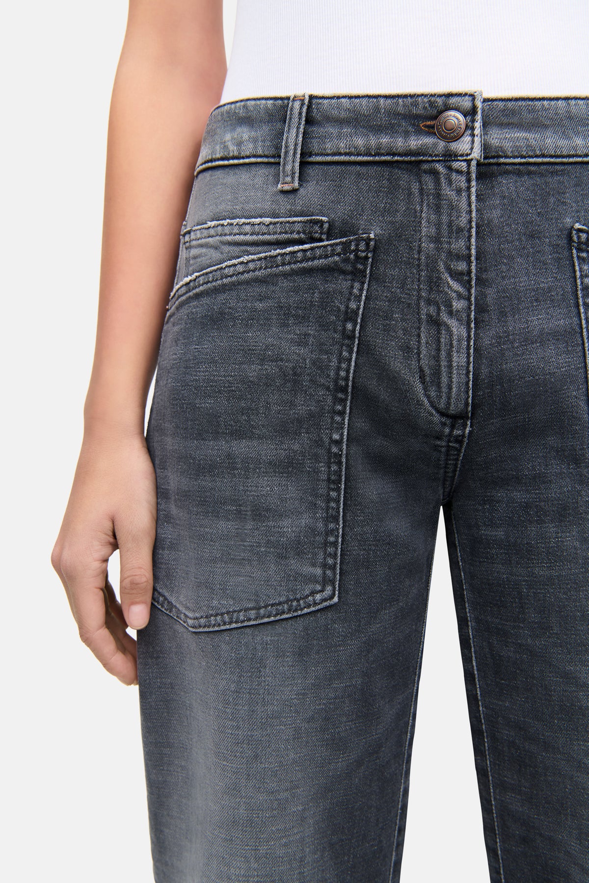 O-Shape Jeans in Blau mit großem aufgenähten Taschendetail, aus 98% Baumwolle und 2% Elasthan. Person trägt die Jeans.