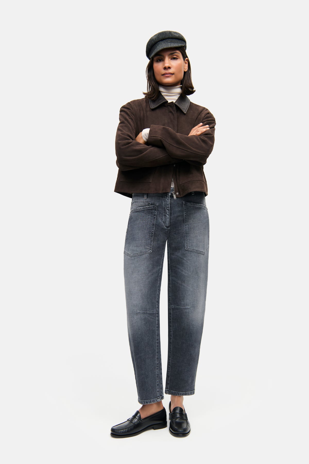 Dunkelblaue Jeans in O-Shape aus 98% Baumwolle und 2% Elasthan, mit großen aufgenähten Taschen, getragen von einer Person in urbanem Setting.