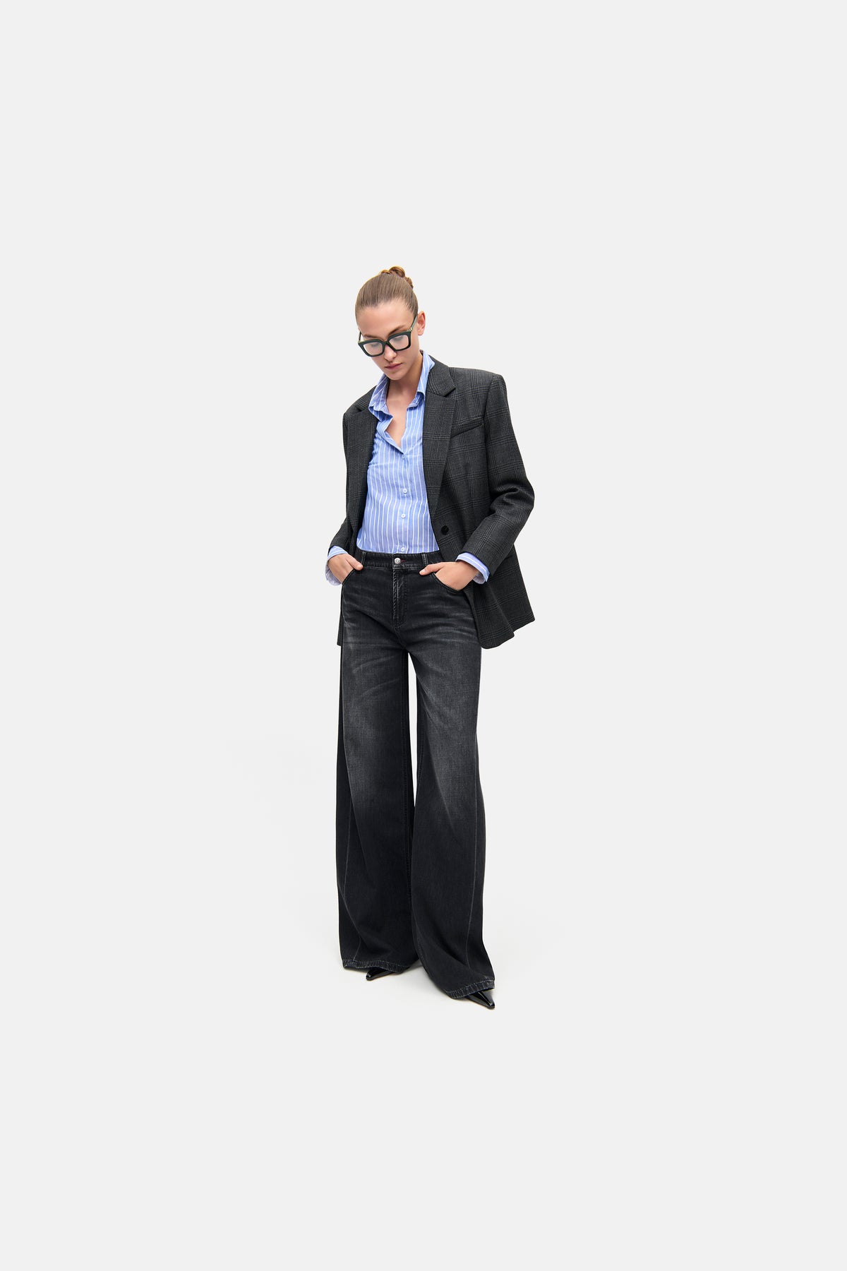 Schwarze Palazzo-Jeans aus 92% Baumwolle, 6% Elastomultiester, 2% Elasthan, getragen mit Blazer und Hemd.