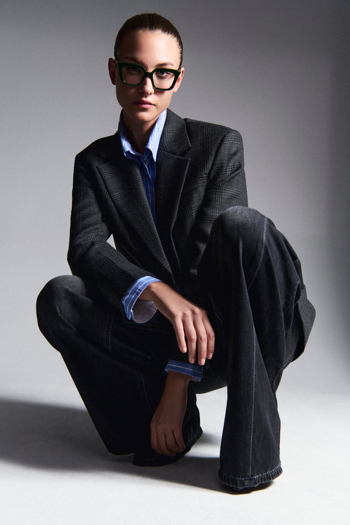 Schwarze Palazzo-Jeans aus 92% Baumwolle, 6% Elastomultiester T400, 2% Elasthan. Getragen in urbanem Setting mit lässigem Stil.