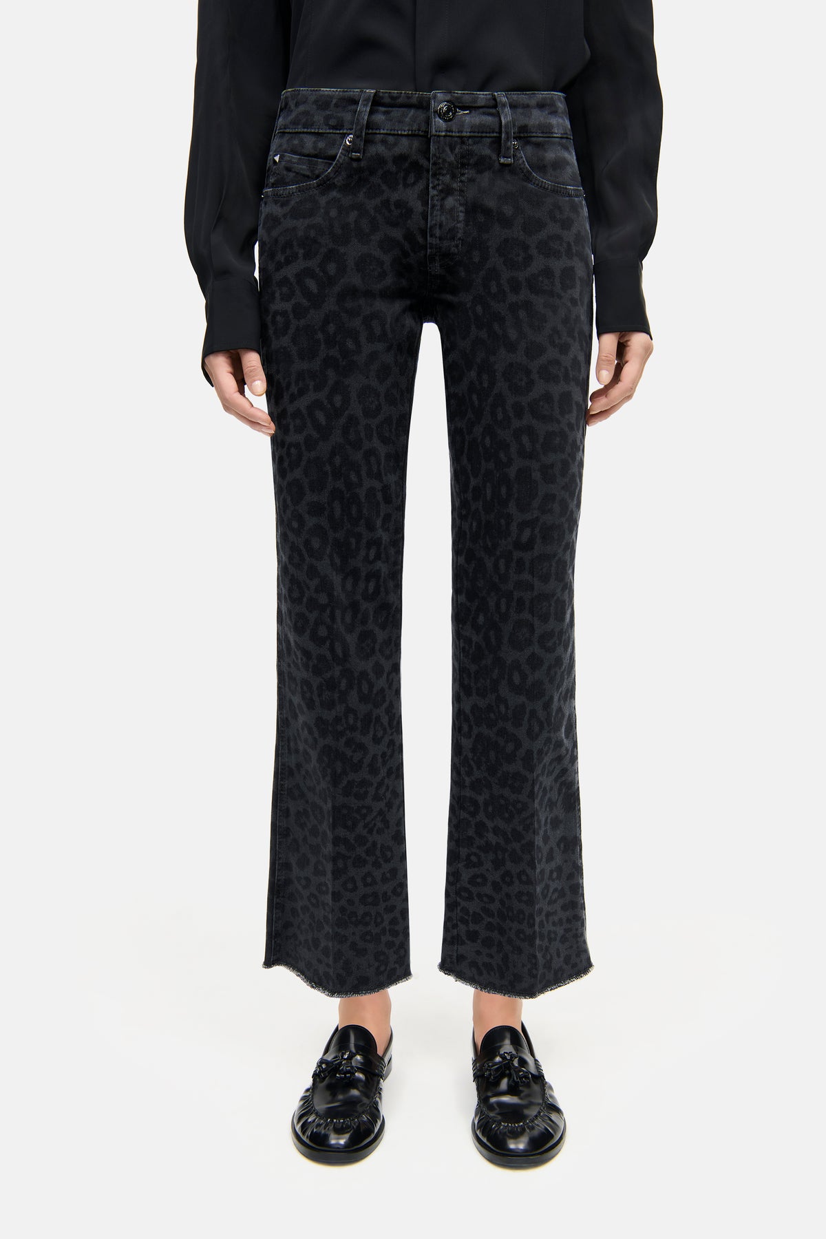 Schwarze Flared-Jeans mit Leo-Laserdruck, aus 92% Baumwolle, 6% Elastomultiester T400, 2% Elasthan. Getragen von Person in Freizeitkleidung.