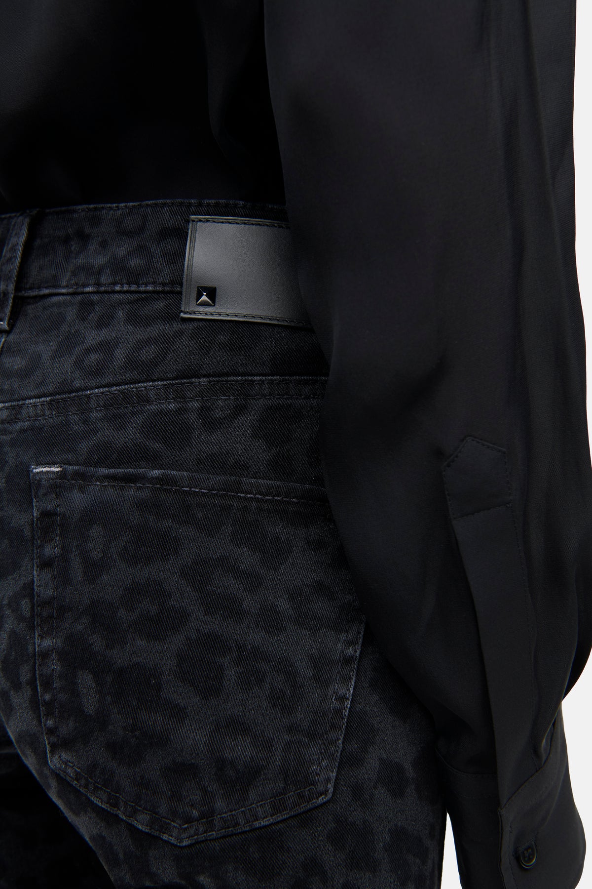 Schwarze, verkürzte Flared-Jeans aus Power Stretch mit Leo-Optik, bestehend aus 92% Baumwolle, 6% Elastomultiester, 2% Elasthan.