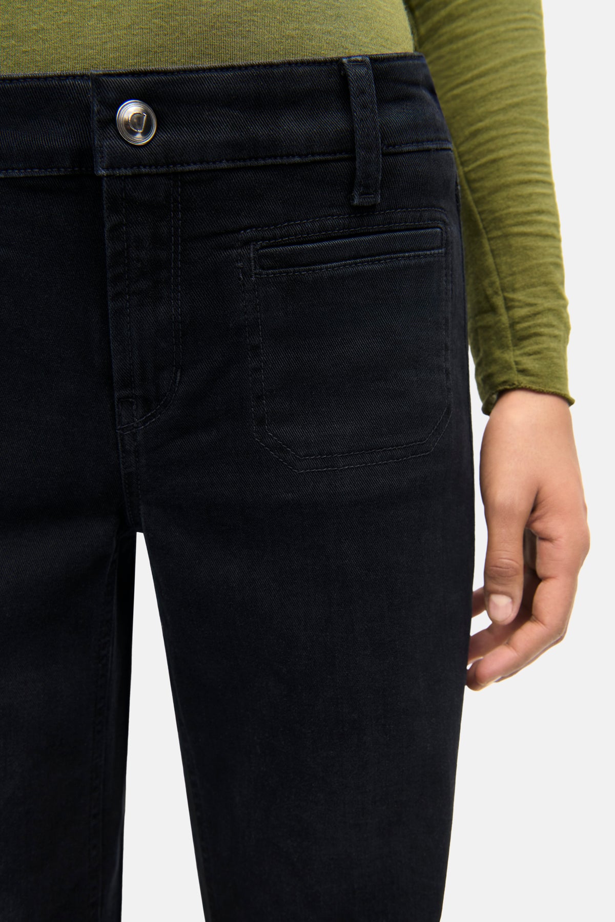 Schwarze Wide-Fit-Jeans aus 92 % Baumwolle, 6 % Elastomultiester T400 und 2 % Elasthan. Getragen in einer Casual-Szene.