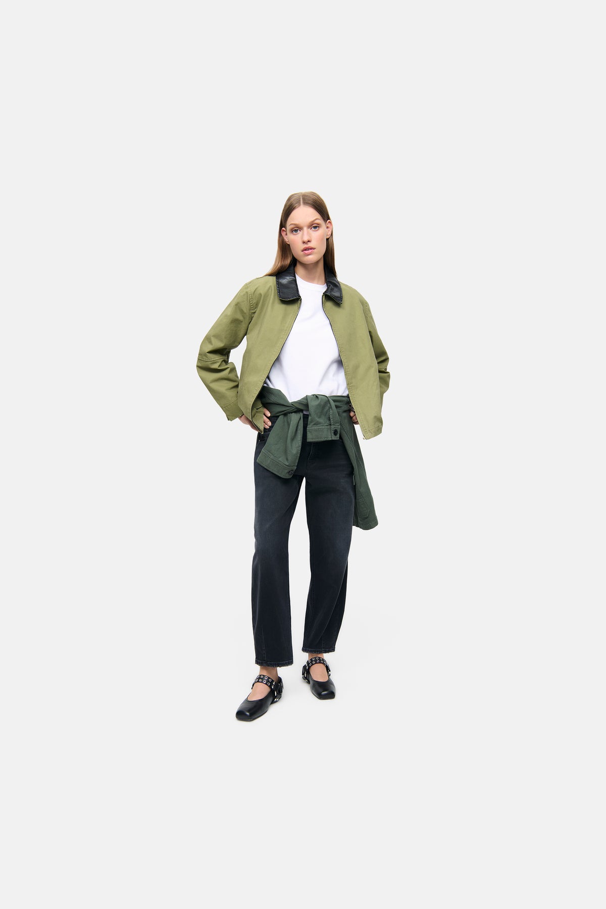 Schwarze O-Shape Denim-Jeans aus 57% Baumwolle, 37% Modal, 4% Elastomultiester T400 und 2% Elasthan. Urbaner Stil mit sportlichen Details. Die Person steht in entspannter Straßenumgebung.