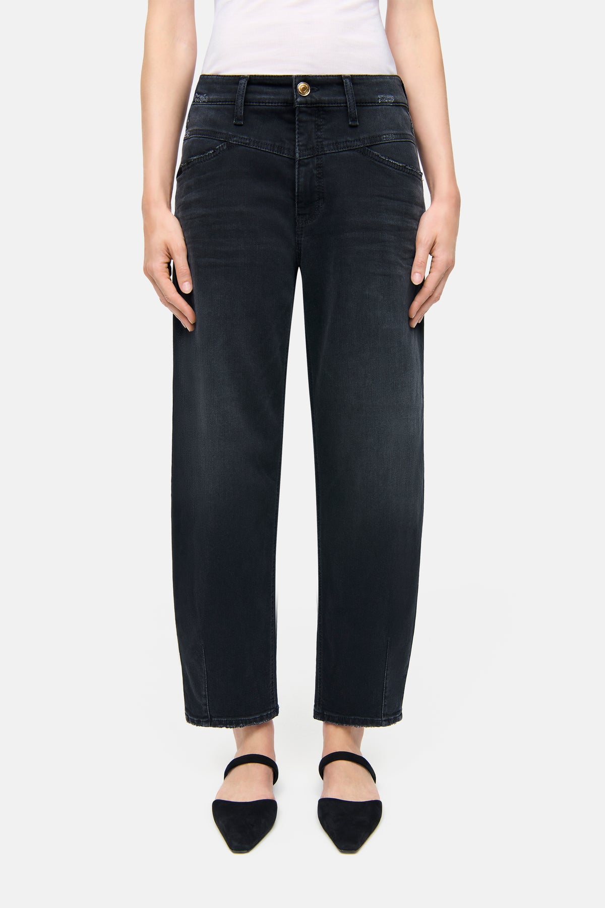 Schwarze O-Shape Denim-Jeans aus 57% Baumwolle, 37% Modal, 4% Elastomultiester T400 und 2% Elasthan getragen von einer Frau.