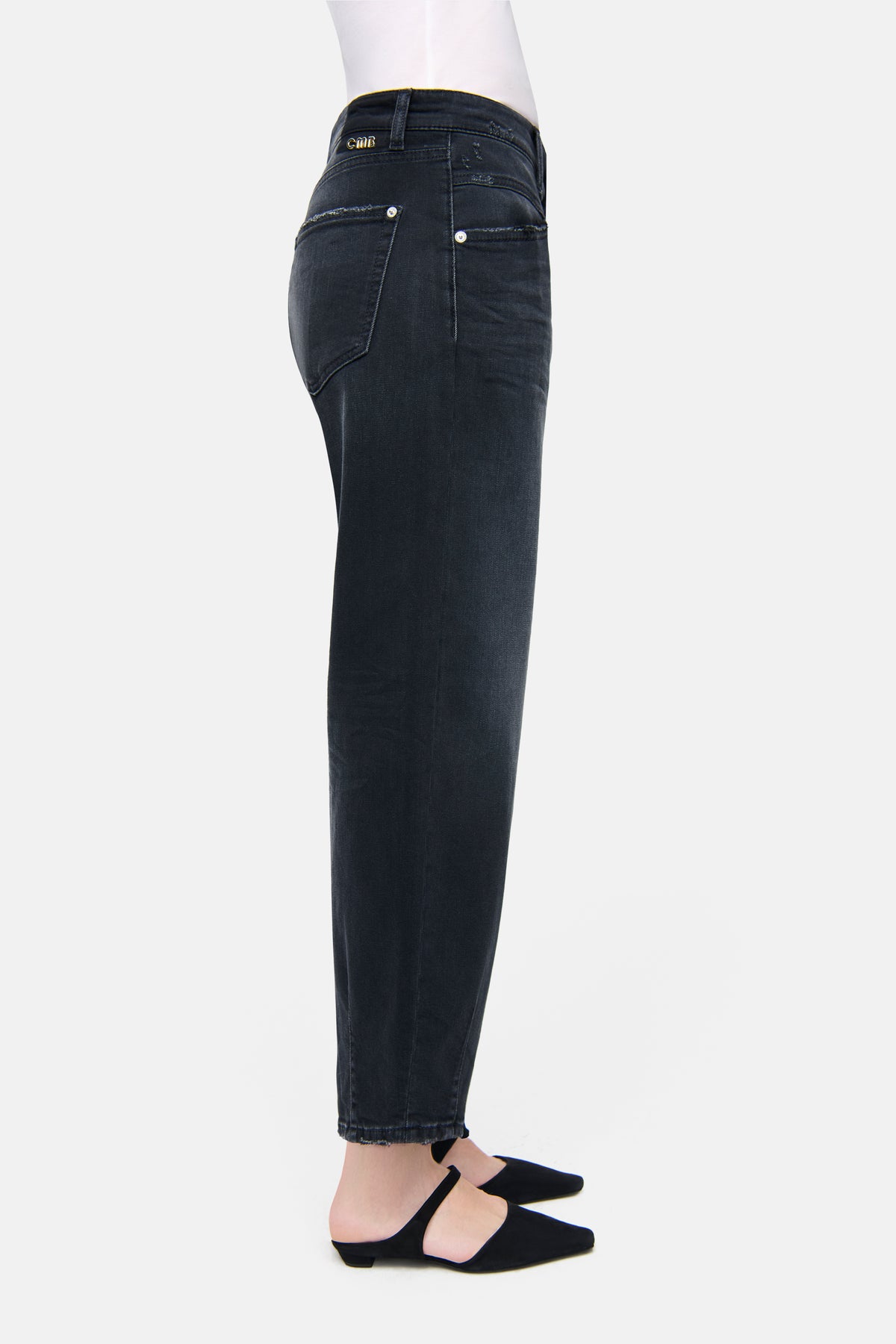 Schwarze O-Shape Jeans aus 57% Baumwolle, 37% Modal, 4% Elastomultiester T400, 2% Elasthan, mit schmal zulaufendem Bein.