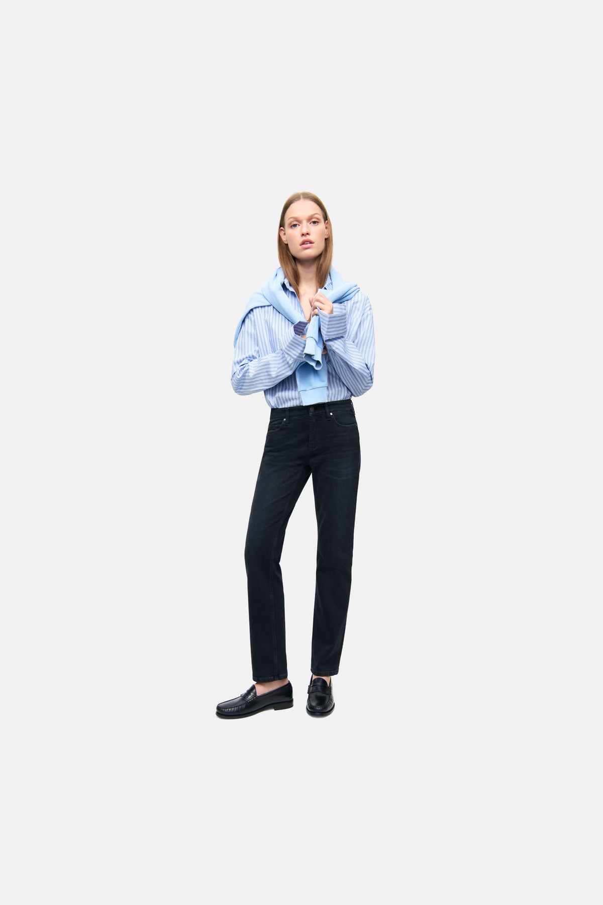 Schwarze Slim-Fit-Jeanshose aus Superstretch, bestehend aus 57 % Baumwolle, 37 % Modal, 4 % Elastomultiester, 2 % Elasthan. Frau in Freizeitkleidung.