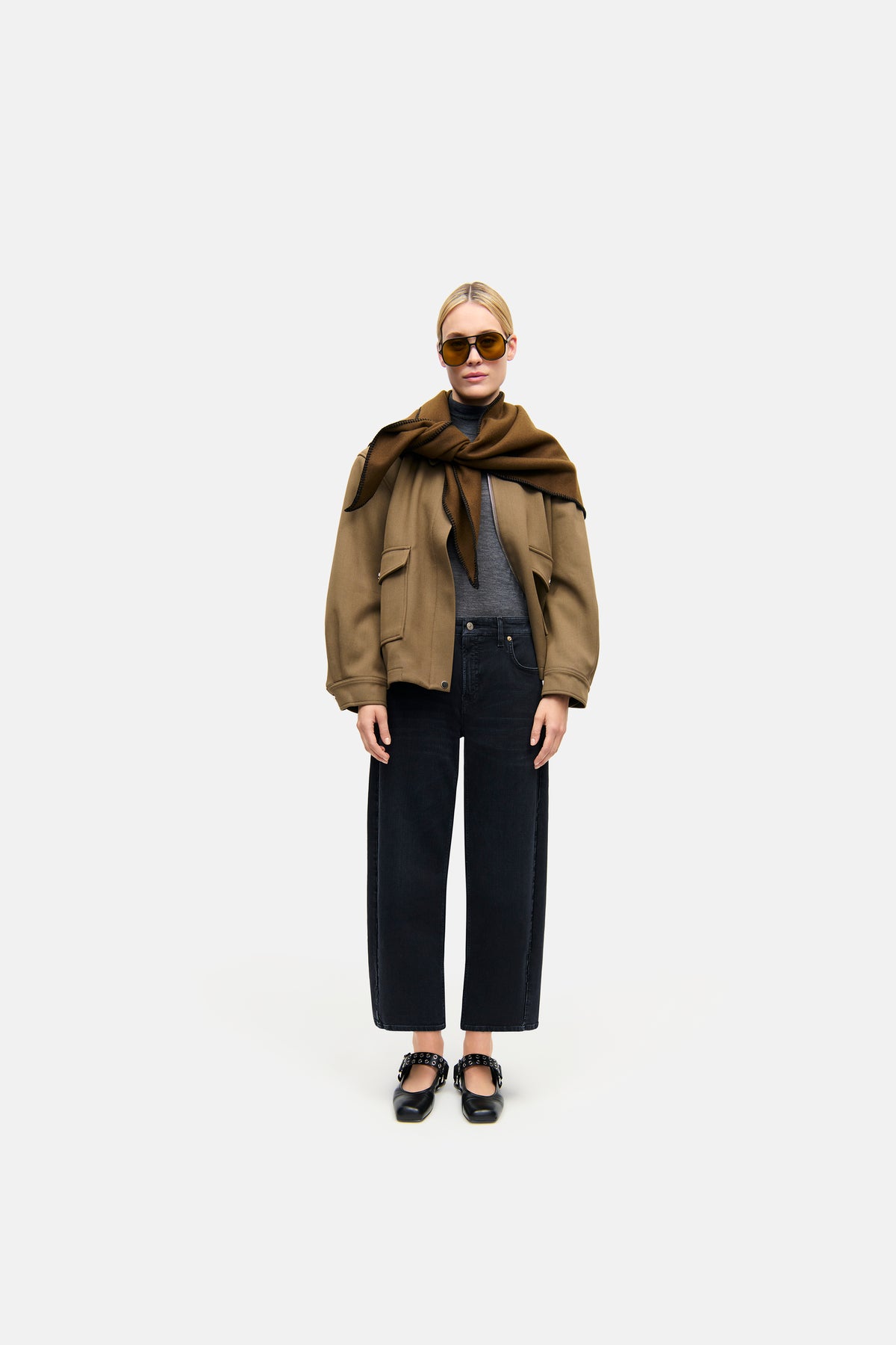 Schwarze O-Shape Jeans aus 57% Baumwolle, 37% Modal, 4% Elastomultiester, 2% Elasthan, getragen in urbanem Setting.