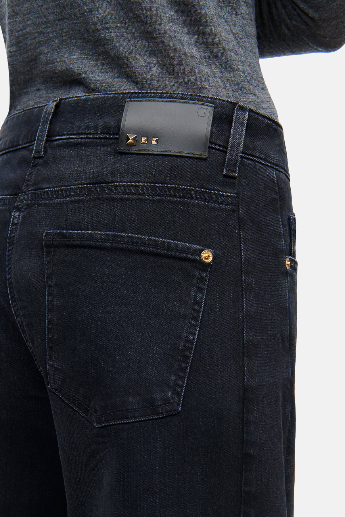 Schwarze Jeans im O-Shape Cropped-Stil aus 57% Baumwolle, 37% Modal, 4% Elastomultiester T400, 2% Elasthan.