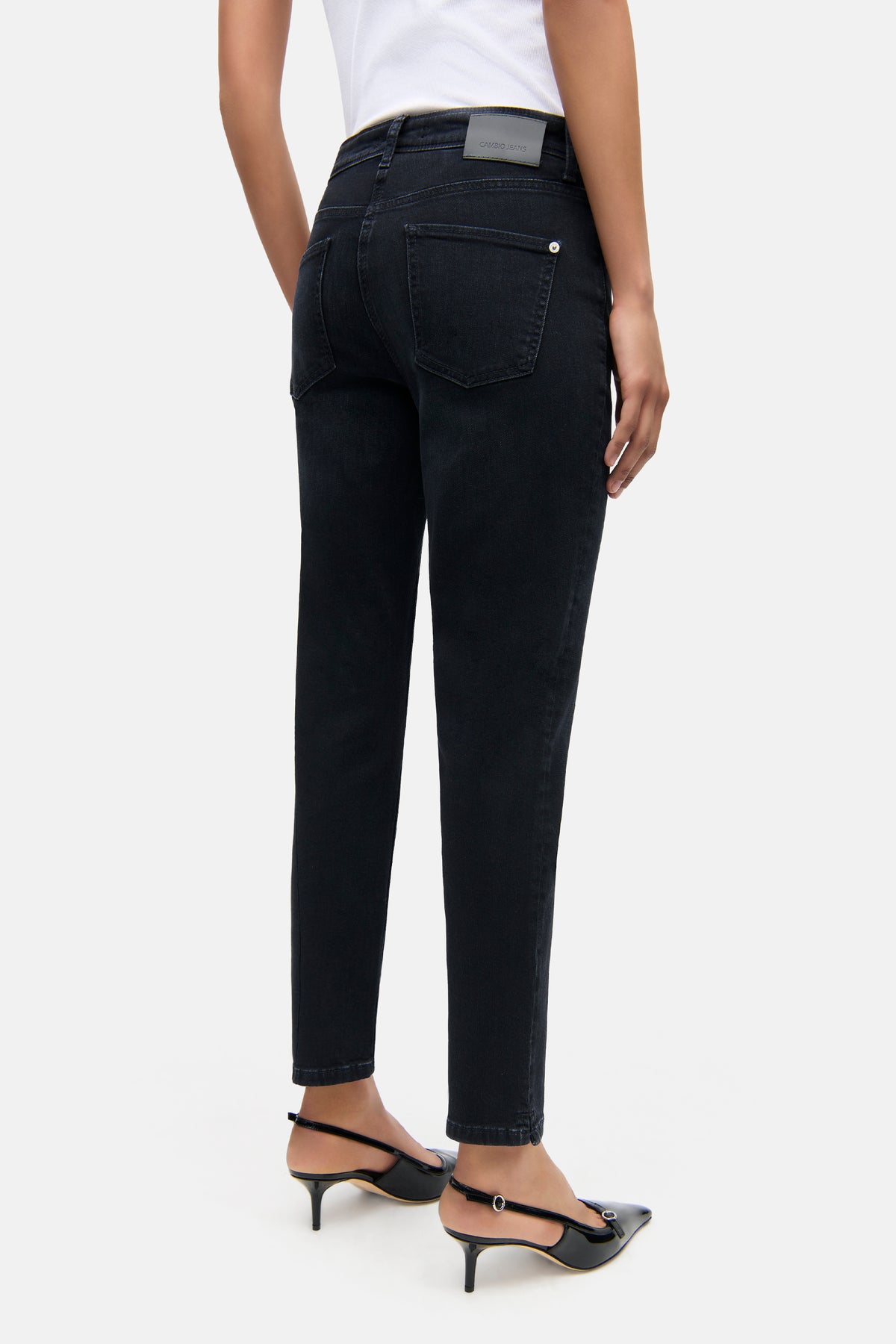 Schwarze Slim-Fit Jeans aus 57% Baumwolle und 37% Modal, 4% Elastomultiester T400, 2% Elasthan, getragen von einer Person von hinten.