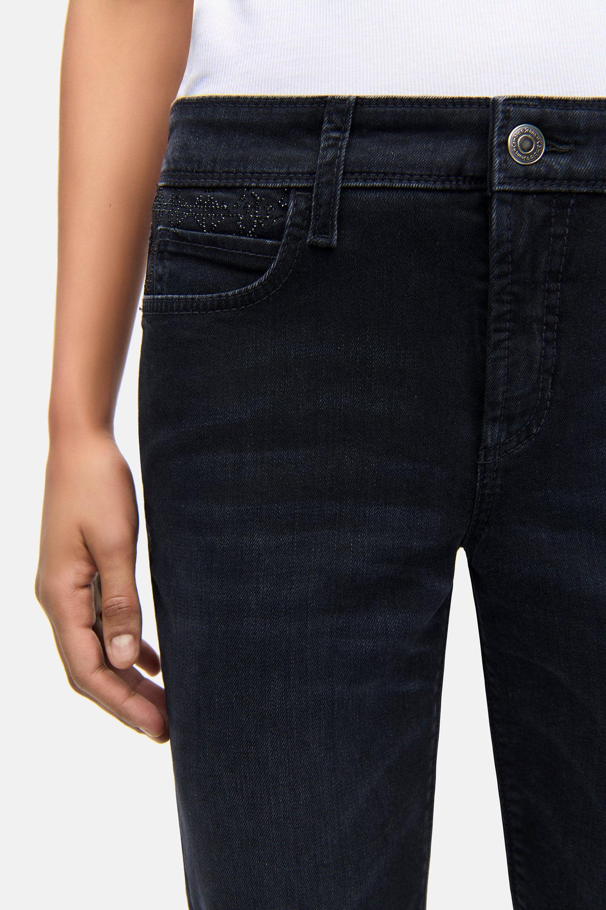 Schwarze Slim-Fit Jeans, verkürzte Länge, 5-Pocket-Stil, Strass-Details an der Vordertasche. Material: 57% Baumwolle, 37% Modal, 4% Elastomultiester T400, 2% Elasthan.