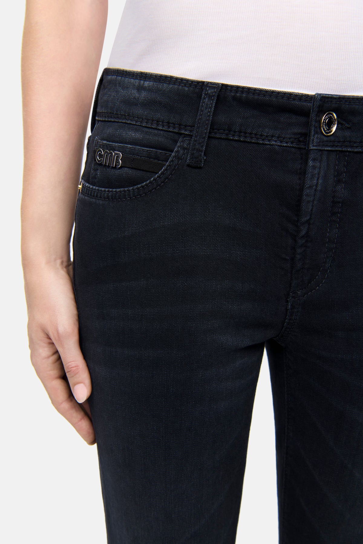 Schwarzer Slim-Fit Denim PIPER SHORT aus 57% Baumwolle, 37% Modal, 4% Elastomultiester T400, 2% Elasthan.