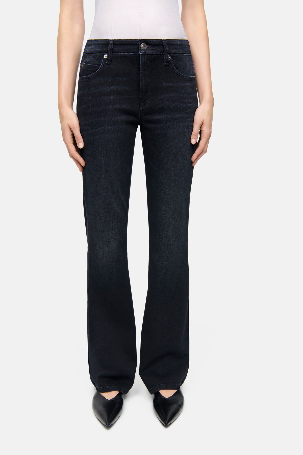 Schwarze Schlaghose aus Denim-Material mit 5-Pocket-Design; bestehend aus 81% Baumwolle, 11% Lyocell, 6% Elastomultiester T400, 2% Elasthan. Die Hose wird in einer Studioaufnahme getragen.